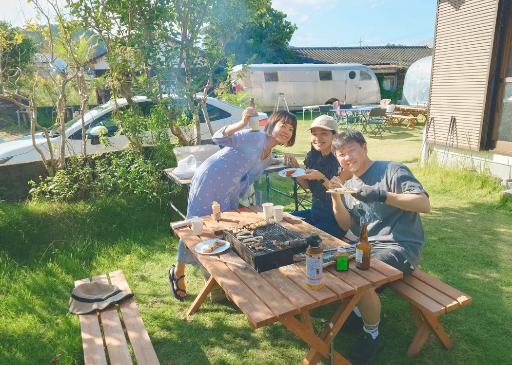 バーベキューを楽しむ様子