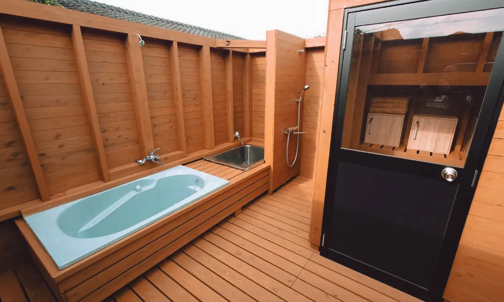 サウナエリアの脱衣所と浴槽